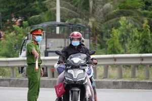 Kiểm soát dịch bệnh trên quốc lộ 1 vô tỉnh Khánh Hòa (ảnh: Công Nguyên)