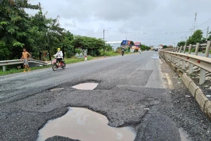 Quốc lộ 1 qua thị xã Ninh Hòa bị hư hỏng nặng (ảnh: Công Nguyên)