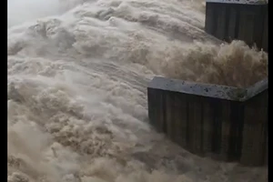 4 Thủy điện ồ ạt xả lũ, nhiều nơi Phú Yên ngập sâu