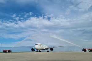 Chuyến bay chở 43 du khách quốc tịch Mỹ, Canada có hộ chiếu vaccine đến tỉnh Khánh Hòa vào tháng 11-2021. Ảnh: Công Nguyên