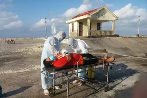 Bệnh xá đảo Song Tử Tây tiếp nhận, cấp cứu kịp thời ngư dân gặp tai nạn trên biển. Ảnh: CTV ​