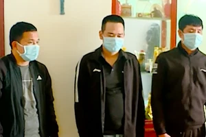 Ba người cho vay lãi nặng bị công an bắt giữ. Ảnh: CTV