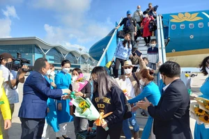 Lãnh đạo tỉnh Khánh Hòa tặng hoa cho đoàn khách đến tỉnh này. Ảnh: CTV