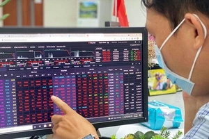 Cổ phiếu ngân hàng lội ngược dòng ngoạn mục, VN-Index tăng hơn 10 điểm