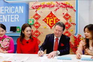 Đại sứ Mỹ Marc Knapper viết thiệp chữ nổi chúc Tết trẻ khiếm thị Việt Nam