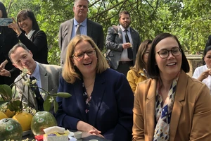 Hai Thứ trưởng Nông nghiệp Mỹ thưởng thức và chấm điểm bưởi Diễn 10/10