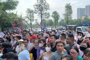 Phụ huynh thức xuyên đêm chờ nộp hồ sơ lớp 1, lãnh đạo ngành giáo dục Hà Đông nói gì?