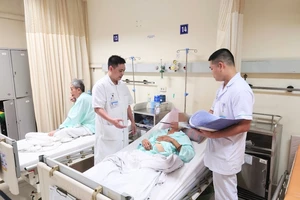 Đỡ đẻ cho lợn suýt mất luôn 'của quý'