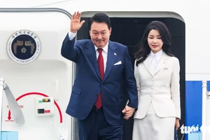 Tổng thống Hàn Quốc và phu nhân đến Hà Nội, bắt đầu thăm chính thức Việt Nam