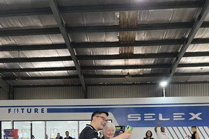 Bộ trưởng Tài chính Mỹ thăm xưởng xe máy điện của startup người Việt