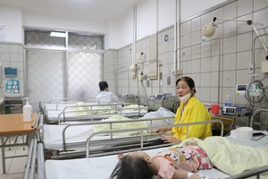 Cháy chung cư mini ở Hà Nội: Mẹ con thoát nạn nhờ bịt khăn ướt chạy lên sân thượng