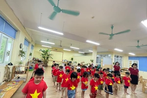 Nhiều trường học tưởng niệm nạn nhân vụ cháy chung cư mini tại lễ chào cờ