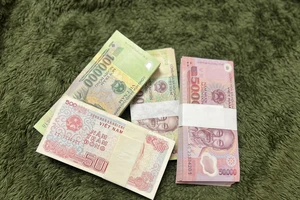 Tiền mới khan hiếm, đổi tiền mệnh giá nhỏ khó khăn