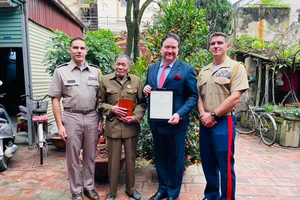 Đại sứ Mỹ Marc Knapper trao trả nhật ký cho cựu chiến binh Việt Nam