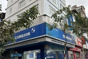 Vụ xài thẻ tín dụng 8,5 triệu bị đòi nợ gần 9 tỉ: Khách hàng mời luật sư để 'đấu' Eximbank