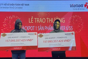 Chủ tạp hóa và nhân viên giao hàng tại TP.HCM trúng xổ số hơn 314 tỷ đồng