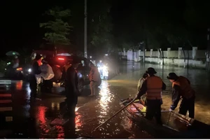 Xuyên đêm cứu người dân bị ngập trong lũ dữ ở Lào Cai