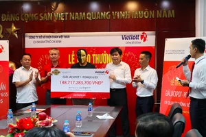 Mua vé số giải trí, nam thanh niên ở TP. HCM bất ngờ trúng số hơn 148 tỷ đồng