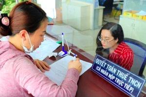 Có nên tạm khấu trừ thuế khoản trợ cấp thất nghiệp, trợ cấp khó khăn?