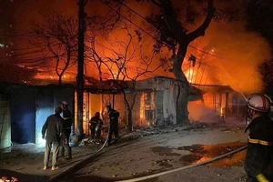 Hà Nội: Cháy lớn ở Hồ Tùng Mậu, người dân may mắn thoát nạn