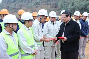 Thủ tướng thị sát dự án đường bộ cao tốc Đồng Đăng - Trà Lĩnh