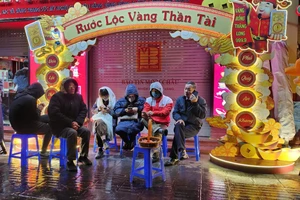 Bất chấp mưa rét, người dân ở Hà Nội vẫn chờ mua vàng ngày vía Thần tài từ 3 giờ sáng