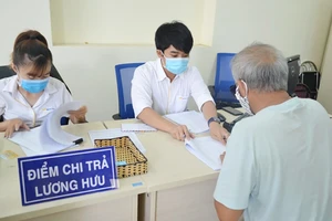Thủ tướng chỉ đạo chi trả lương hưu, trợ cấp bảo hiểm xã hội tháng 5 sớm hơn thường lệ