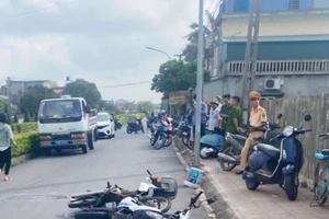 Xe máy va chạm với xe điện, hai người tử vong