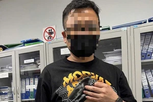 Đi máy bay, vận chuyển 64 chiếc điện thoại bằng cách quấn quanh người