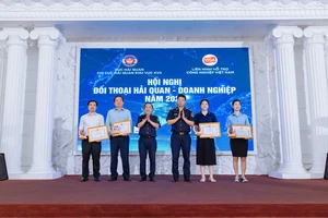12 doanh nghiệp được trao giấy khen vì chấp hành tốt pháp luật hải quan