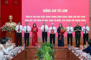 Tổng Bí thư trao quyết định thành lập Cơ quan Ủy ban Trung ương MTTQ Việt Nam