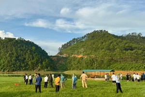 Đi ô tô vào lòng hồ cạn, hai người tử vong tại Quảng Ninh