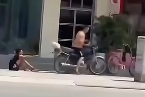 Tạm giữ hình sự ông bố buộc xích, kéo lê con trên đường 