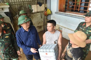 Phó Thủ tướng Mai Văn Chính chia sẻ với bà con vùng lũ ở Nghệ An