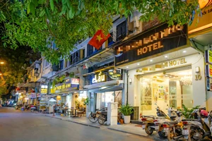 Người dân săn phòng khách sạn để xem diễu binh dù giá tăng cao