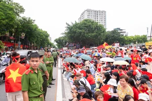 Càng về chiều, người dân từ các ngả đổ về quảng trường Ba Đình càng đông