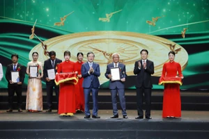 Vinh danh 63 nông dân xuất sắc và 32 nhà khoa học của nhà nông