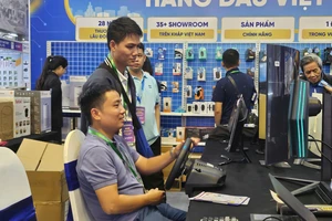 Người tiêu dùng yêu công nghệ bùng nổ với 'bữa tiệc công nghệ' khổng lồ