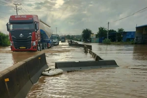 Mưa lớn gây ngập sâu, sạt lở trên nhiều tuyến quốc lộ và cao tốc khu vực phía Nam