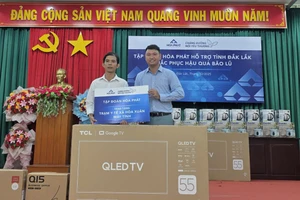 Tập đoàn Hòa Phát trao hàng ngàn nồi cơm điện, ấm siêu tốc, TV... hỗ trợ bà con tỉnh Đắk Lắk
