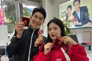 GenZ lựa chọn tích lũy với bộ thẻ vàng 0,1 chỉ độc lạ