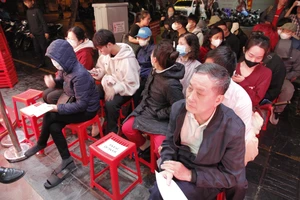 Hà Nội: Người dân xếp hàng xuyên đêm, mang chăn chiếu ngủ vỉa hè để mua vàng, bạc cầu may