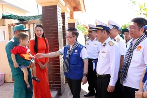 Trao tặng hơn 11 tỉ đồng cho quân dân Trường Sa và nhà giàn DK1