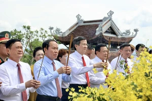 Phó Thủ tướng Lê Tiến Châu cùng đoàn đại biểu dâng hương, dâng hoa tưởng nhớ Chủ tịch Hồ Chí Minh