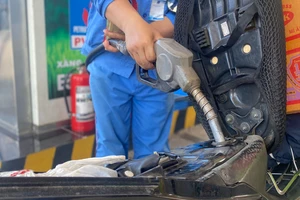 Nên tiếp tục miễn, giảm thuế xăng dầu đến hết năm nay