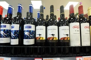 Những chai rượu vang Úc được bày bán ở một siêu thị tại tỉnh Chiết Giang, Trung Quốc. Ảnh: VCG