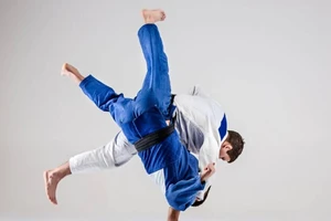 Thế võ vật người ở môn Judo. Ảnh: AMAKELLA PUBLISHING