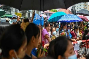 Người thân của những người bị bắt giữ chờ đợi bên ngoài nhà tù. Ảnh AFP