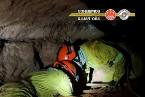 Đội cứu hộ nỗ lực giải thoát các nạn nhân bị mắc kẹt trong hang. Ảnh: SAO PAULO STATE'S MILITARY POLICE