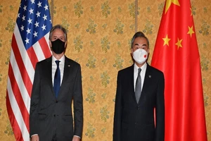 Ngoại trưởng Antony Blinken và Bộ trưởng Ngoại giao Vương Nghị bên lề hội nghị G20 tại Rome, Ý. Ảnh: AFP